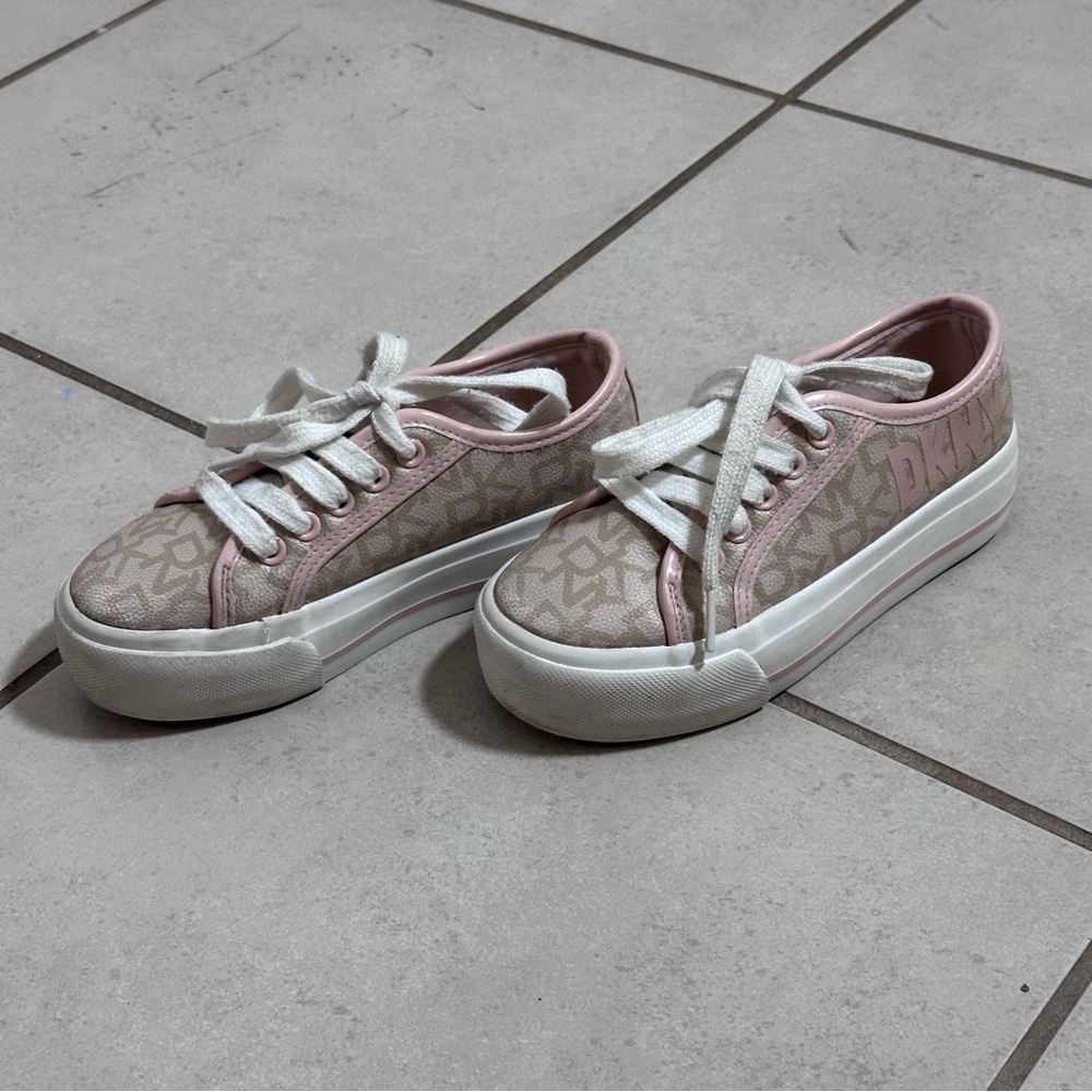 DKNY Kids Girls Platform Faux Leather Beige/Pink Shoes size 12.